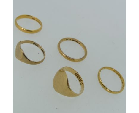 Three 22ct yellow gold Bands, one Size L, the other J½, the other Size O½, total weight 8g, together with a small 18ct yellow