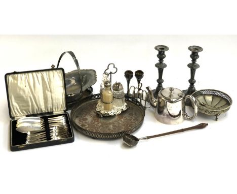 A mixed lot of plated items to include spill vases, 12cmH; toast rack; galleried trays; white metal toddy ladle inset with co