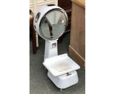A large set of vintage Avery shop scales, 73cmH