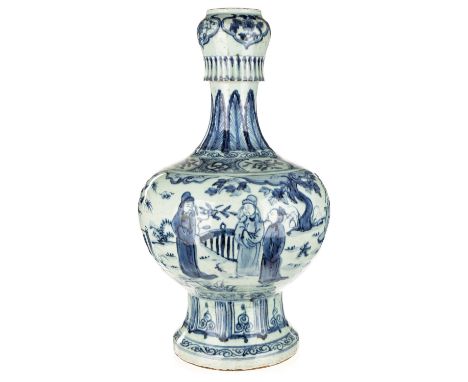 A LARGE CHINESE PORCELAIN VASE, 20TH CENTURY of garlic knot form, with deep blue glaze on a light blue ground, the central re