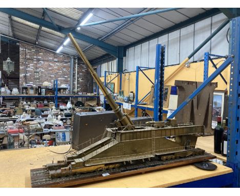 AN IMPRESSIVE 1/35 SCALE BRASS MODEL OF THE WORLD WAR II NAZI GERMANY RAILWAY GUN 'HEAVY GUSTAV' WITH MOVING PARTS, LENGTH OF