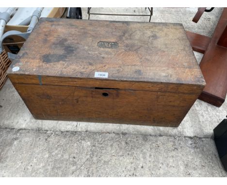 A VINTAGE OAK STORAGE BOX 