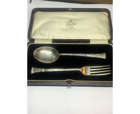 A HALLMARKED BIRMINGHAM SILVER SPOON AND FORK SET IN ORIGINAL PRESENTATION BOX 