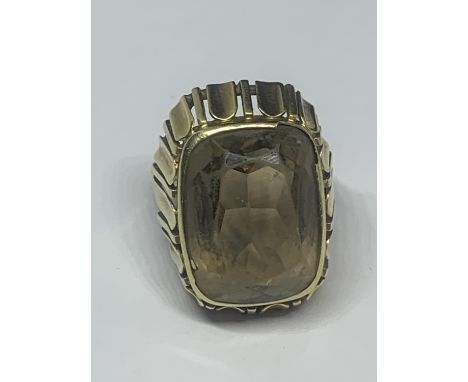 A 14 CARAT GOLD RING WITH A SMOKEY STONE GROSS WEIGHT 7.06 GRAMS SIZE K/L 