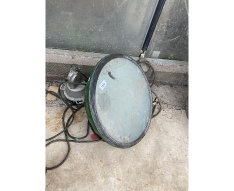 A VINTAGE INDUSTRIAL LIGHT FITTING WITH GREEN ENAMEL SHADE 