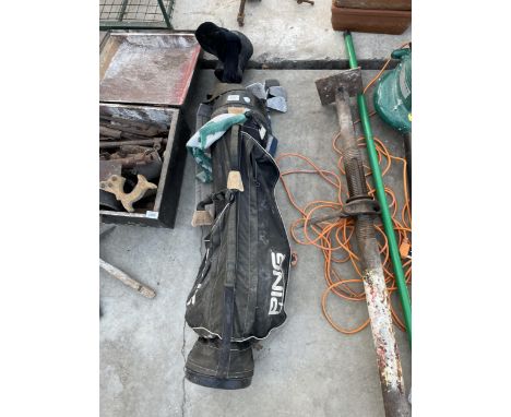 A VINTAGE PING GOLF BAG AND AN ASSORTMENT OF GOLF CLUBS 