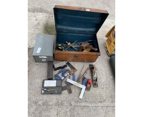 A VINTAGE METAL TRUNK WITH AN ASSORTMENT OF TOOLS TO INCLUDE A RECORD WOOD PLANE, G CLAMPS AND CALIPERS ETC 