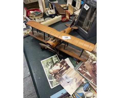 A WOODEN MODEL OF A BRITISH WW1 FIGHTER BI-PLANE, HEIGHT 11CM, WING SPAN 38CM 