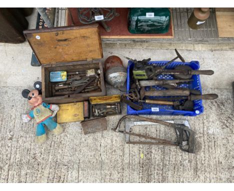 AN ASSORTMENT OF VINTAGE TOOLS TO INCLUDE FILES, RASPS, SPANNERS AND SAWS ETC 
