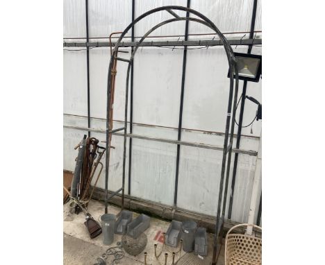 A VINTAGE GALVANISED METAL GARDEN ARCH WAY (H:227CM W:120CM) 