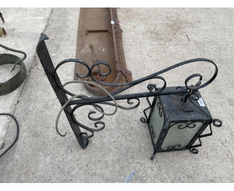 A VINTAGE WALL MOUNTED METAL LIGHT FITTING WITH BRACKET 