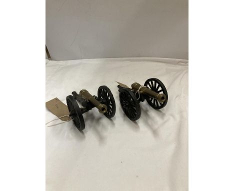 A PAIR OF NON FIRING MODEL NAPOLEONIC WAR CANNONS, 12.5CM BARRELS, LENGTH 19CM 