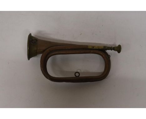 A COPPER AND BRASS BUGLE, LENGTH 28CM 