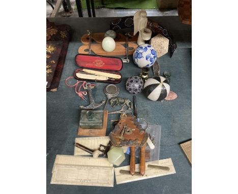 A MIXED LOT TO INCLUDE MARBLE BALLS, A VINTAGE MEN'S RAZOR SET IN ORIGINAL CASE, A POCKET BRASS TELEPHONE AND ADDRESS BOOK, E