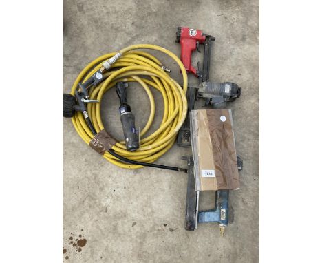 AN ASSORTMENT OF TOOLS TO INCLUDE THREE COMPRESSOR STAPLE GUNS AND AN AIRLINE PIPE ETC 