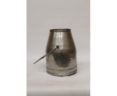 A STAINLESS STEEL MILK CHURN, HEIGHT APPROX 40CM 