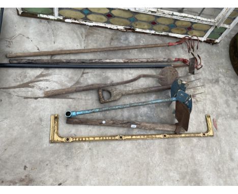 AN ASSORTMENT OF VINTAGE TOOLS TO INCLUDE HOES, A FORK AND A PEAT SPADE ETC 