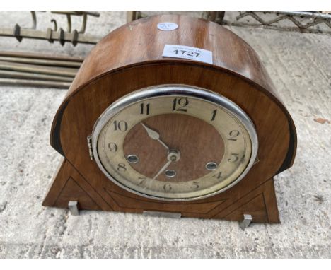 A VINTAGE WOODEN WESTMINISTER CHIMING MANTLE CLOCK 
