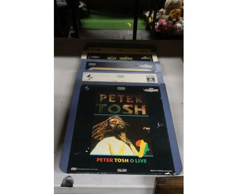 A COLLECTION OF VINTAGE VIDEO DISCS TO INCLUDE FRANK SINATRA 'ON THE TOWN', THE STRANGLERS, PETER TOSH, ETC - 6 IN TOTAL 