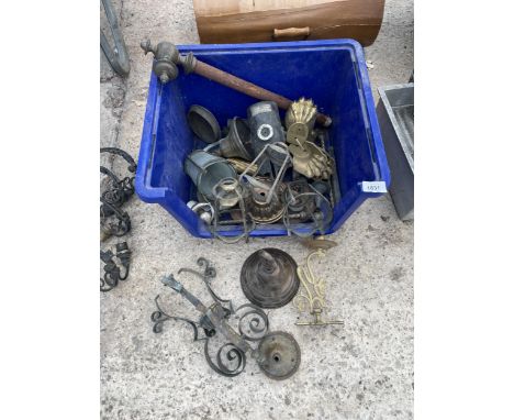 AN ASSORTMENT OF VINTAGE LIGHT AND LAMP SPARES TO INCLUDE SHADES, HOLDERS AND BRACKETS ETC 