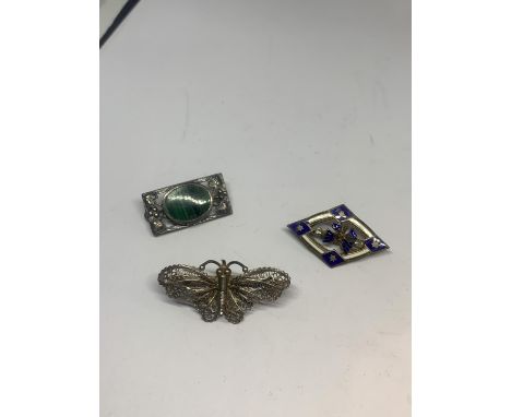 THREE VINTAGE BROOCHES TO INCLUDE TWO SIVER EXAMPLES 