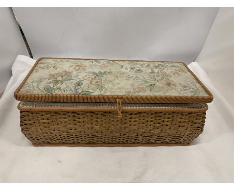 A VINTAGE SEWING BASKET WITH CONTENTS 