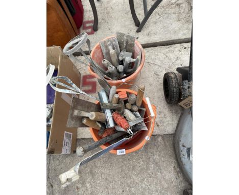 AN ASSORTMENT OF TOOLS TO INCLUDE TROWELS, CHISELS AND MIXERS ETC 