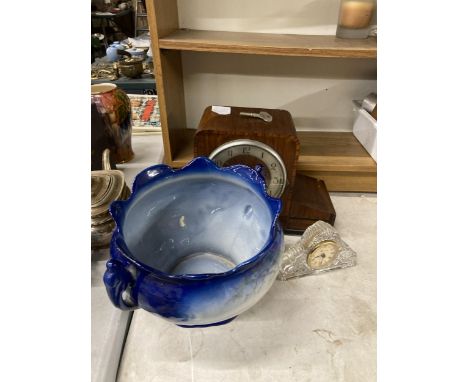 THREE ITEMS TO INCLUDE AN OAK MANTLE CLOCK WITH KEY, GLASS CLOCK AND AN ORNATE PLANTER 