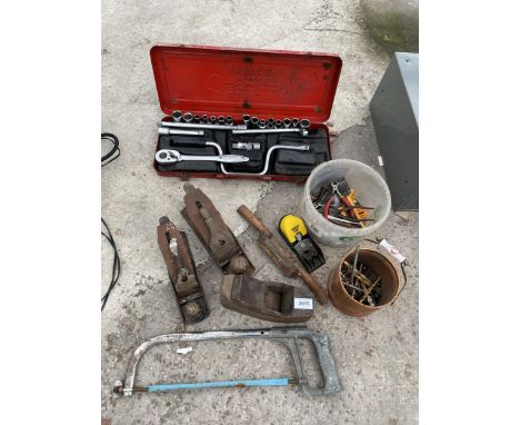 AN ASSORTMENT OF HAND TOOLS TO INCLUDE WOOD PLANES, A SOCKET SET AND DRILL BITS ETC 