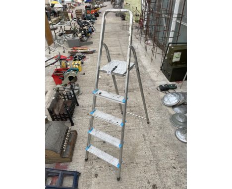 A FOUR RUNG BELDRAY ALUMINIUM STEP LADDER 