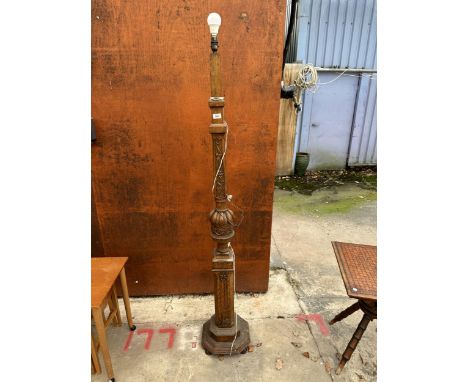 AN EARLY 20TH CENTURY OAK STANDARD LAMP WITH BULBOUS COLUMNS AND CARVED GRAPEVINE DECORATION 