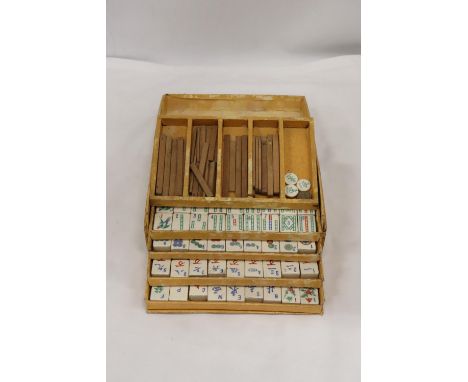 A VINTAGE MAH-JONG SET WITH INSTRUCTION BOOK 