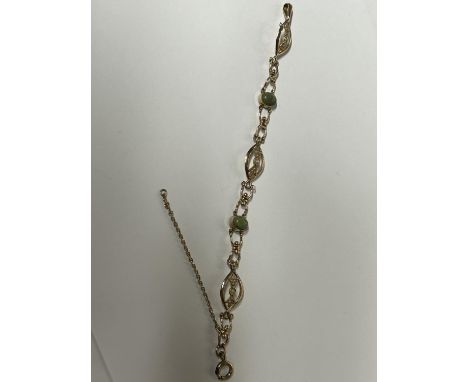 A VINTAGE 9CT YELLOW GOLD, JADE AND PEARL BRACELET WITH SAFETY CHAIN GROSS WEIGHT 6.35 GRAMS, LENGTH 17CM 