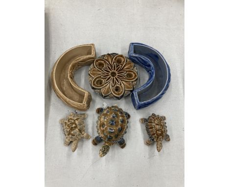 A COLLECTION OF WADE ITEMS TO INCLUDE 3 TORTOISES, ETC- 6 ITEMS IN TOTAL 