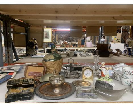 A MIXED VINTAGE LOT TO INCLUDE SILVER PLATED TRAYS, A VASE ON STAND, LARGE WINE BOTTLE IN WICKER HOLDER, A BOOTS TWO ENDED FE