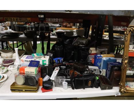 A LARGE QUANTITY OF VINTAGE CAMERAS AND ACCESSORIES TO INCLUDE PRAKTICA MTL5, MINOLTA DYNAX 5000i, FUJIFILM FINEPIX A345, ETC