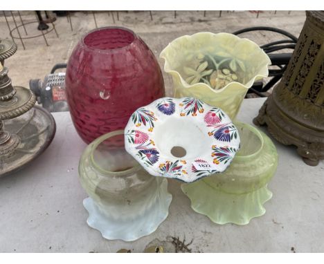 AN ASSORTMENT OF VINTAGE AND RETRO GLASS AND CERAMIC LAMP SHADES 