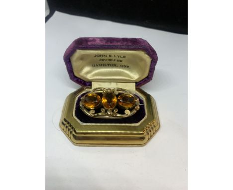 A VINTAGE BROOCH IN ORIGINAL PRESENTATION BOX 