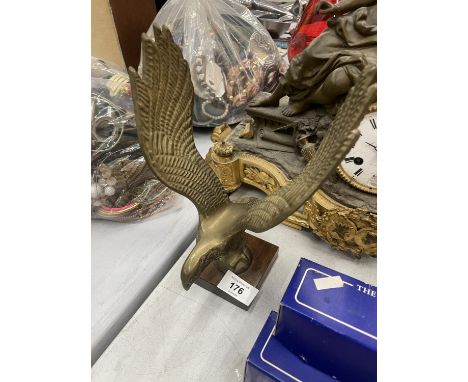 A HEAVY BRASS MODEL OF AN EAGLE ON A WOODEN PLINTH, HEIGHT 24CM 