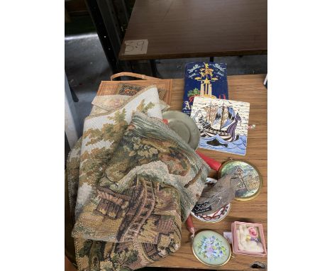 A MIXED VINTAGE LOT TO INCLUDE A V &amp;A TILE, TAPESTRY STYLE WALLHANGING, SMALL PLAQUES, A BRASS TRAY, BAGS, ETC 