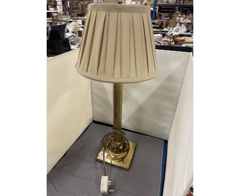 A VINTAGE BRASS TABLE LAMP WITH COLUMN BASE AND SHADE, HEIGHT 53CM 