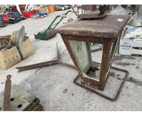 A VINTAGE CORNER WALL MOUNTED COURTYARD LIGHT FITTING WITH BRACKET (A/F GLASS) 