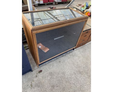 A VINTAGE GLASS FRONTED SHOP DISPLAY UNIT 