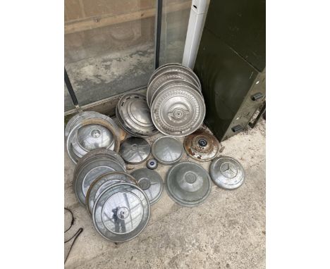 A LARGE COLLECTION OF VINTAGE AUTOMOBILE HUB CAPS 