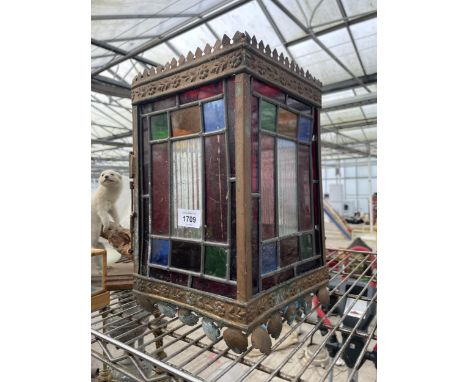 A VINTAGE BRASS AND STAIN GLASS LIGHT SHADE 
