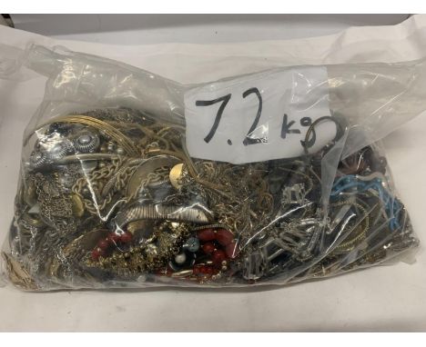 A LARGE QUANTITY OF VINTAGE AND VINTAGE STYLE COSTUME JEWELLERY - 7.2KG IN TOTAL 