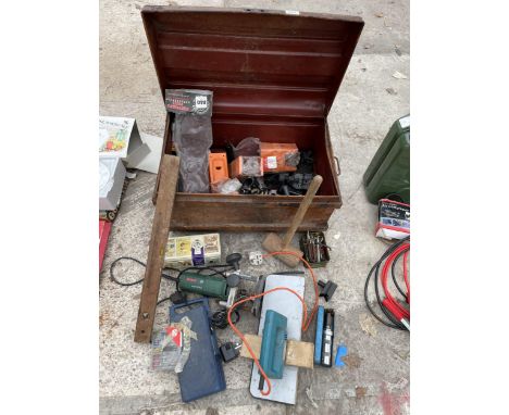 A VINTAGE TRAVEL TRUNK WITH AN ASSORTMENT OF TOOLS TO INCLUDE A BOSCH ROUTER, ALAN KEYS AND DRILL BITS ETC 