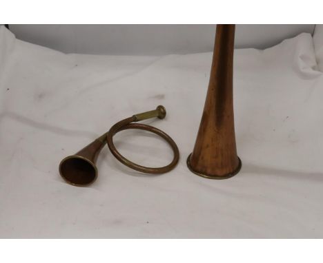 A VINTAGE COPPER AND BRASS COACHING HORN PLUS A COPPER AND BRASS HUNTING HORN 