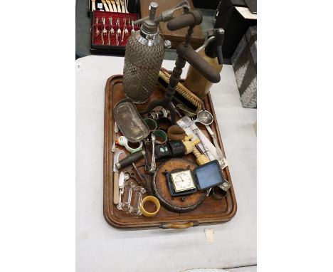 A MIXED VINTAGE LOT TO INCLUDE AN OAK HANDLED TRAY, NAPKIN RINGS, SODA SYPHONS, KNIFE RESTS, FLATWARE, A TRAVEL ALARM CLOCK, 