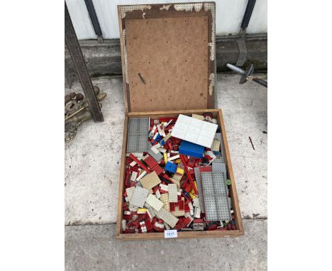 A BOX CONTAINING VARIOUS VINTAGE LEGO 